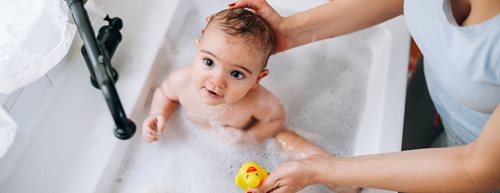 Къпане и грижа за бебешката кожа след баня: Какво е необходимо?