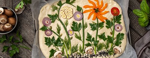 Декорирана фокача: Цветна градина върху хляба