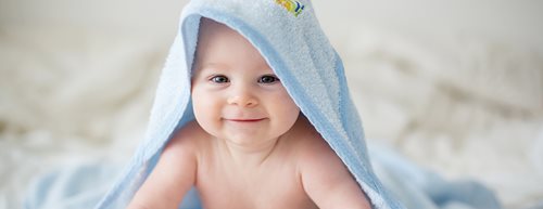 Копринено нежна: Как да се грижим за чувствителната бебешка кожа?