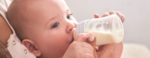 Хранене на бебето с бутилка: Ето как да се случи без стрес