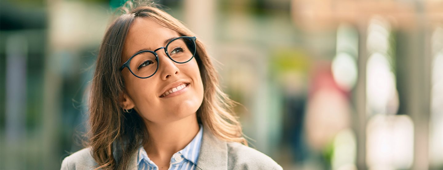 Грим & диоптрични очила: Как да подчертаете очите си?