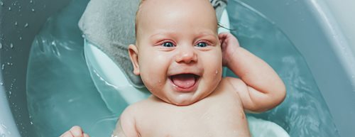 Къпане и грижа за бебешката кожа след баня: Какво е необходимо?