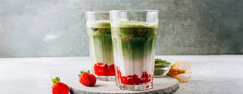 Ягодово матча лате: Ето как да си го приготвите вкъщи!