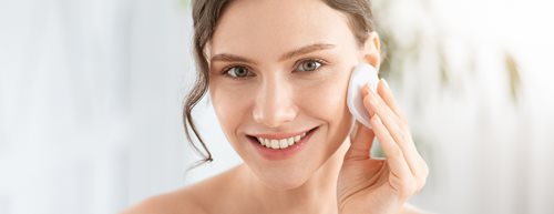 Млечен тонер: Тайната в грижата за чувствителна кожа